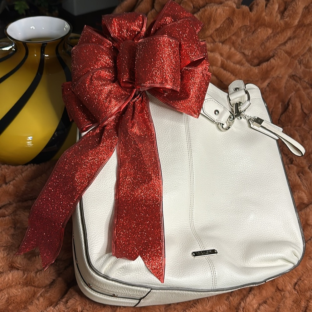 NWOT Coach “ Park Avery” studded Hobo Bag
White pebbled Leather